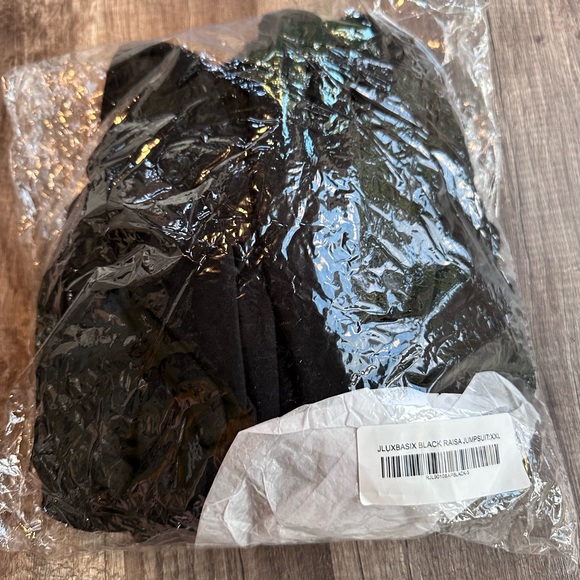 JLUX Label Jumpsuit 🖤 - Picture 4 of 5